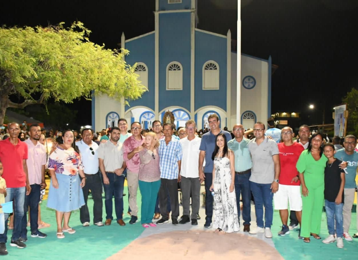 Senador Laércio Oliveira acompanha celebração religiosa em Pirambu