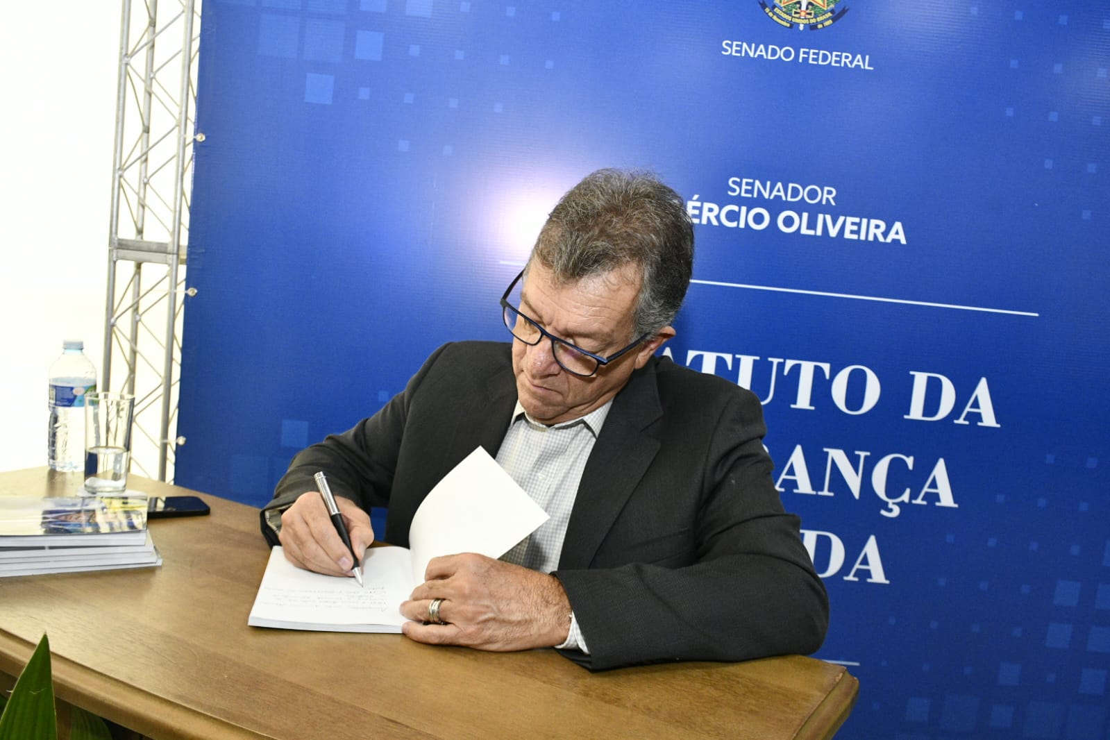 Senador Laércio lança livro sobre modernização da segurança privada