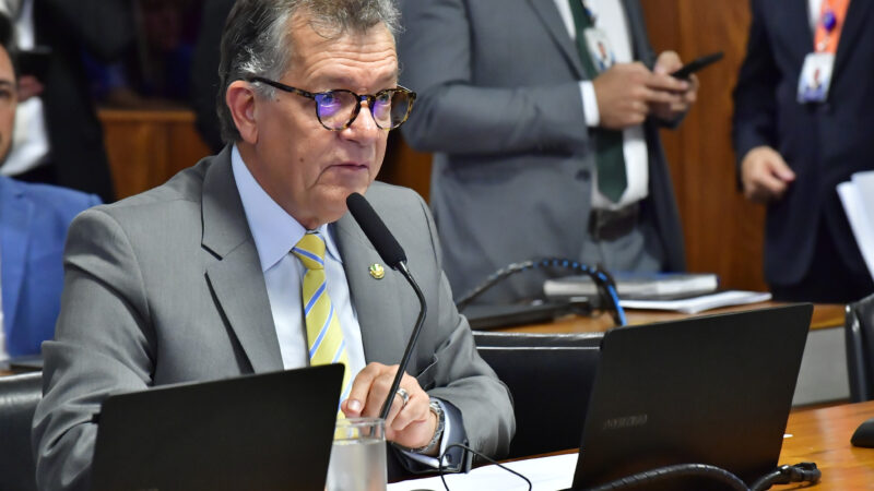 Laércio relata projeto que reforça direitos de clientes de bancos