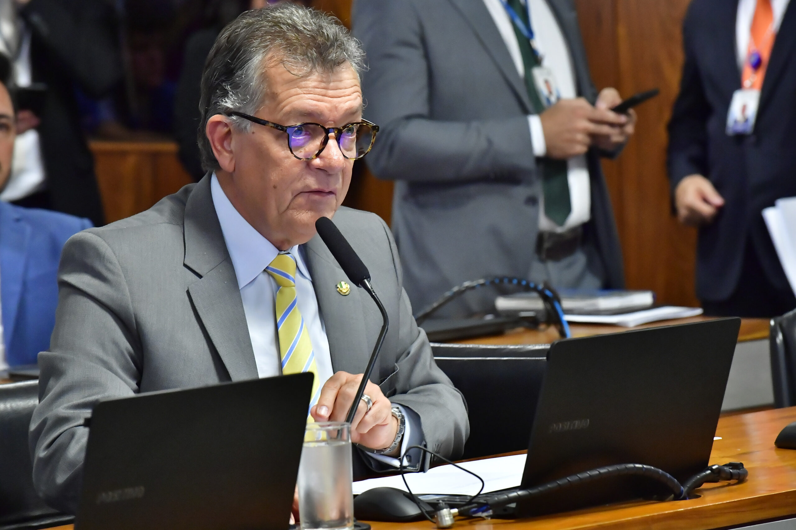 Laércio relata projeto que reforça direitos de clientes de bancos