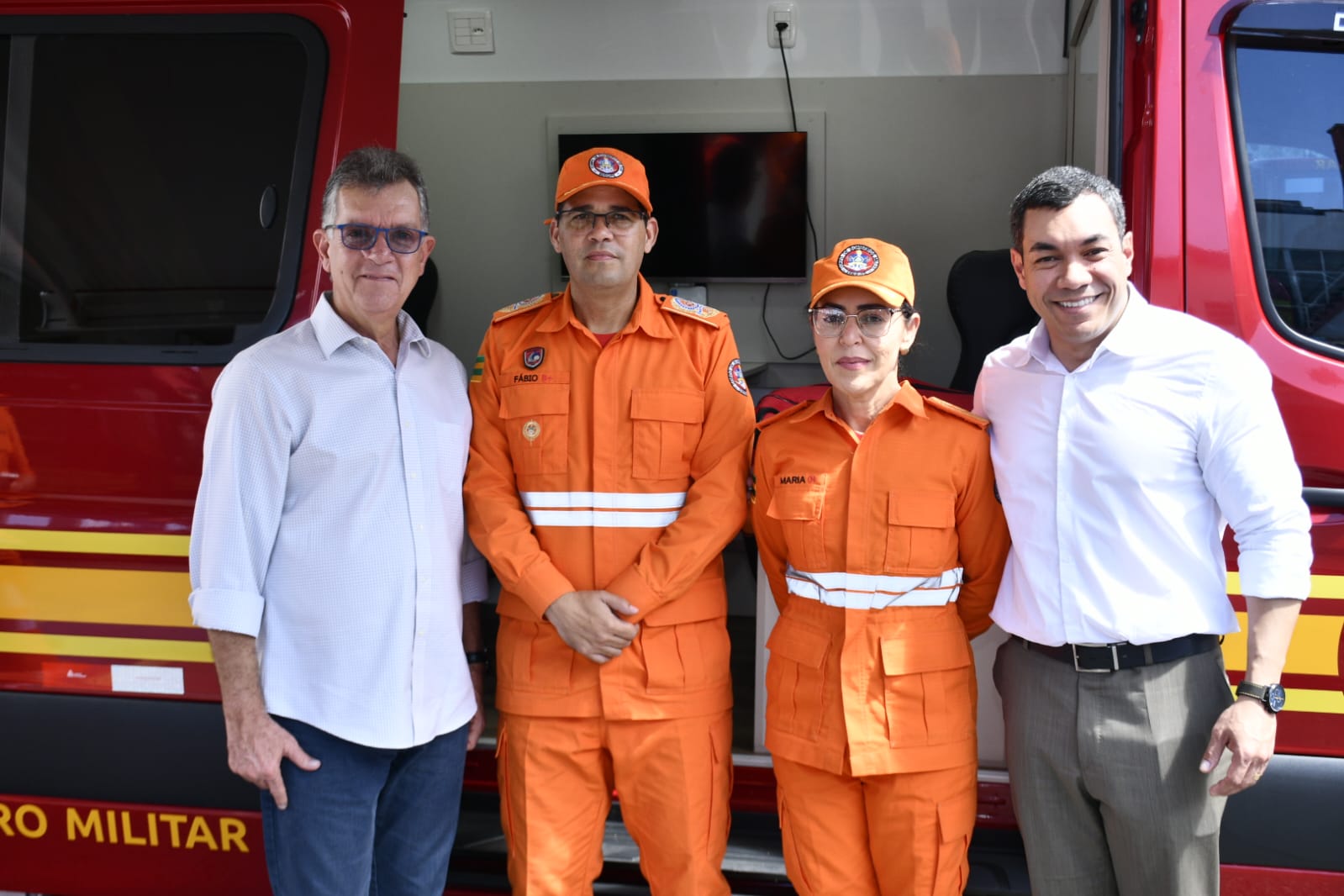 Senador Laércio Oliveira entrega primeira viatura de comando móvel ao Corpo de Bombeiros de Sergipe