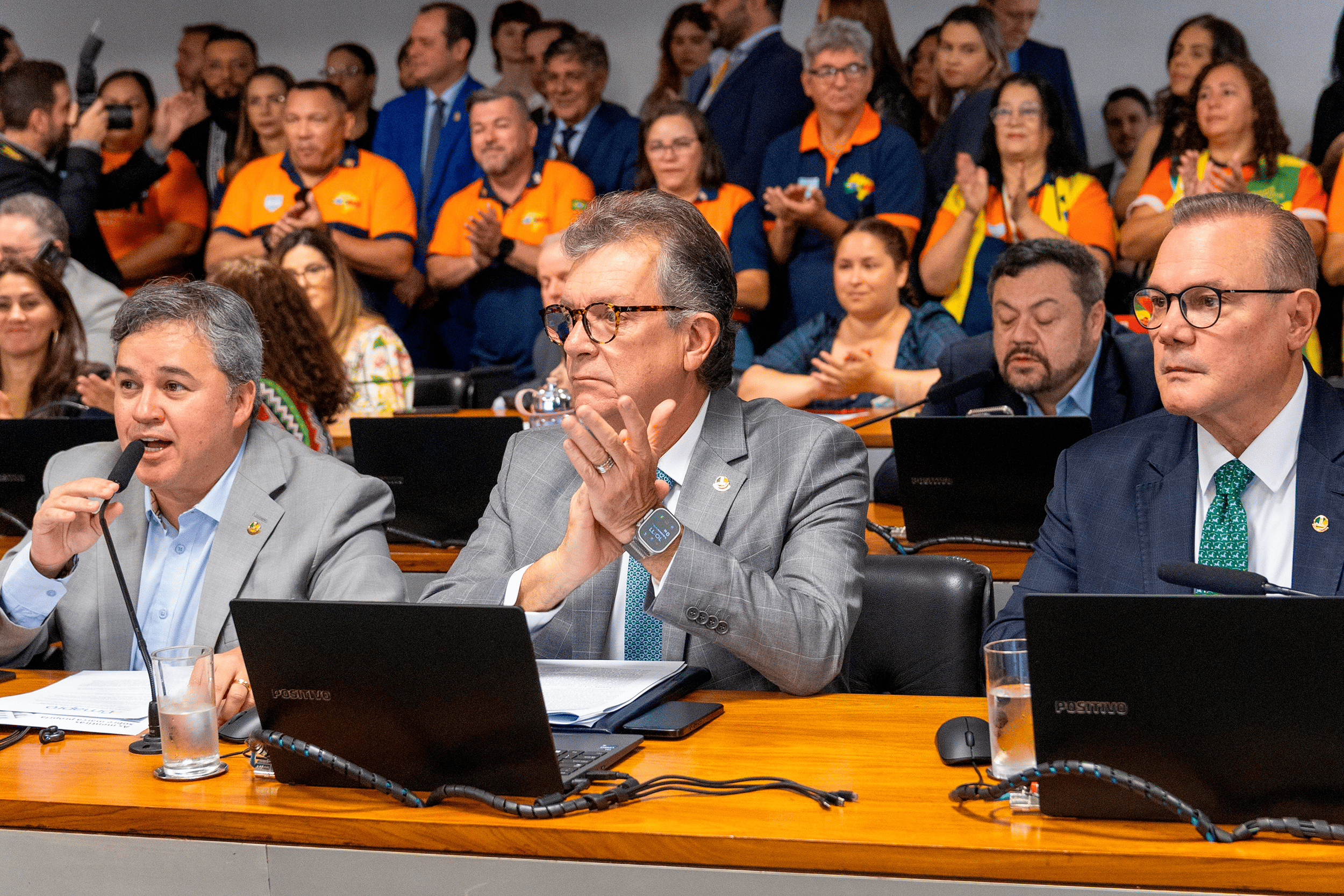 Senador Laércio Oliveira vota a favor de venda de medicamentos em supermercados