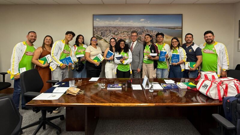 Projetos de escola estadual encantam senador Laércio Oliveira e ganham convite para Congresso de Educação Empreendedora