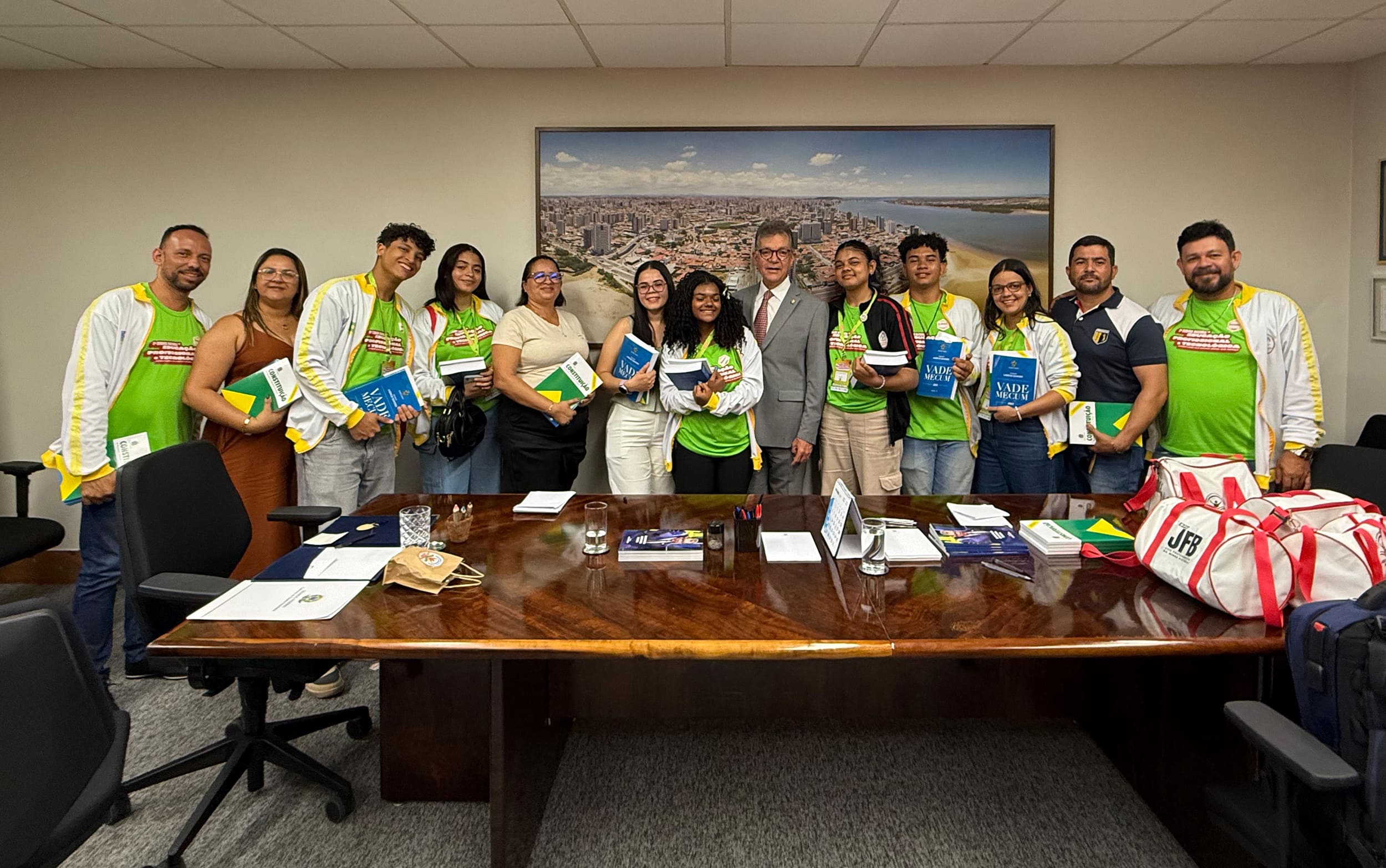 Projetos de escola estadual encantam senador Laércio Oliveira e ganham convite para Congresso de Educação Empreendedora