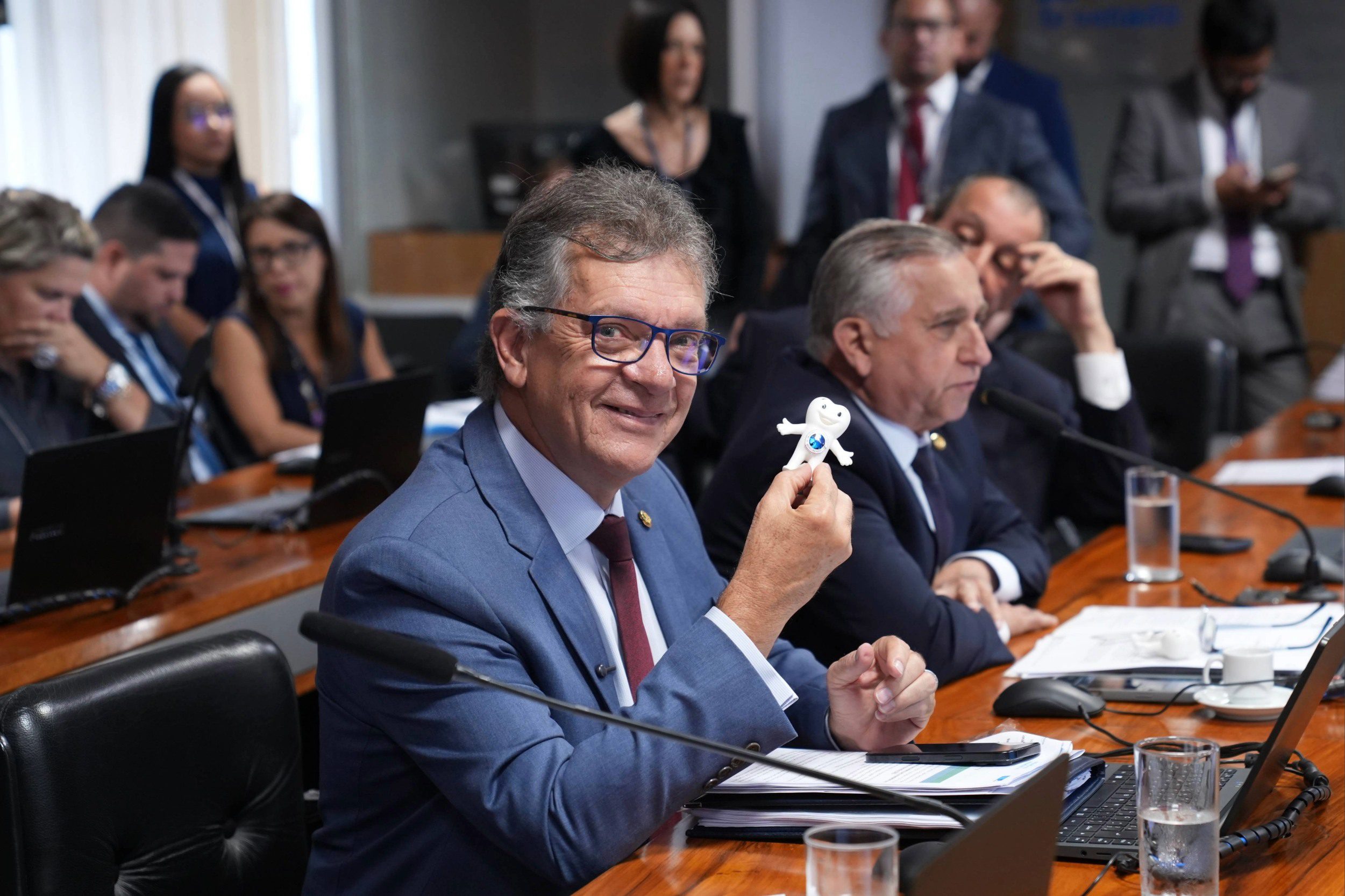 Laércio vota a favor do aumento do piso salarial da saúde