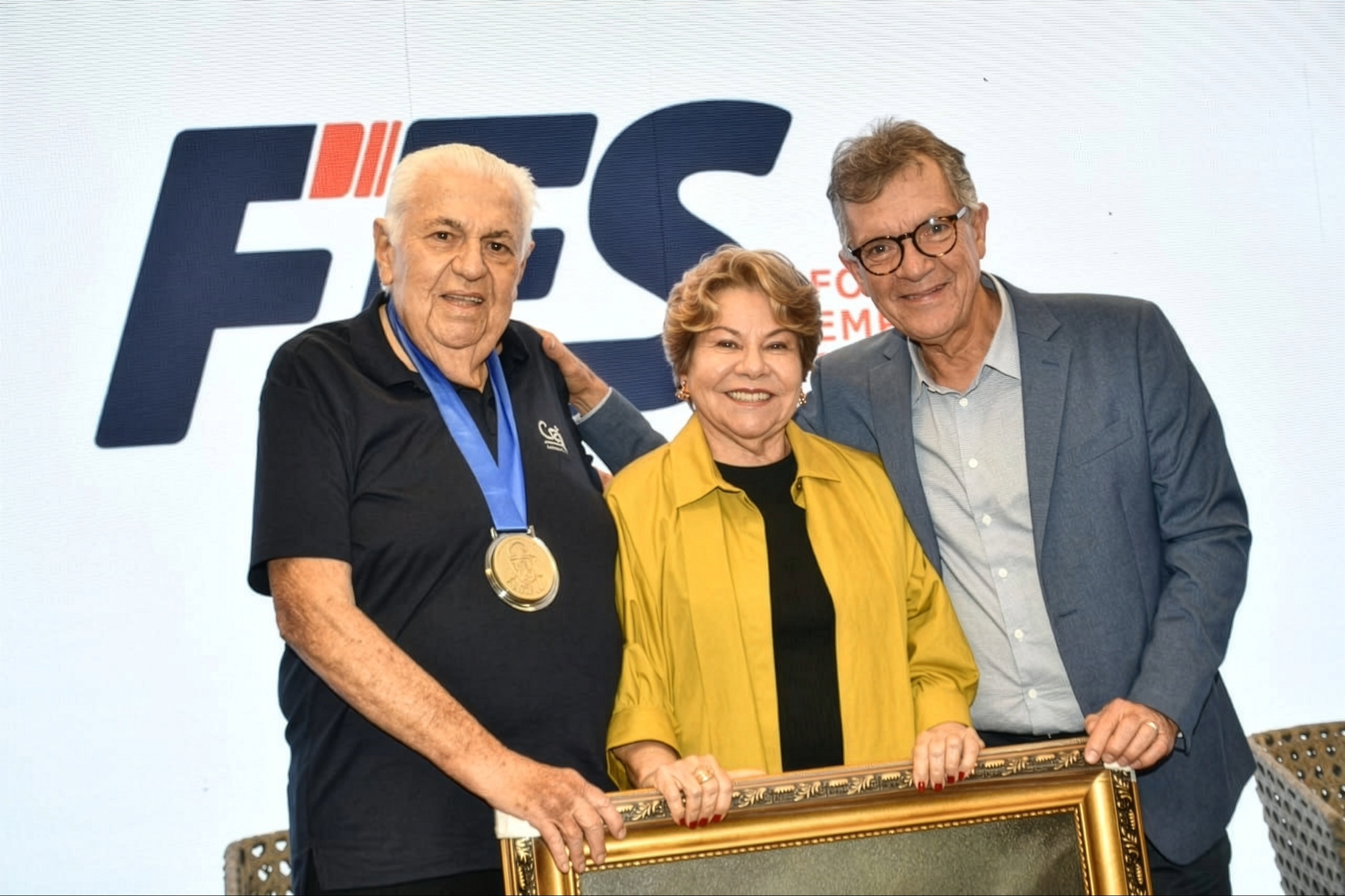 Laércio Oliveira participa de homenagem do Fórum Empresarial