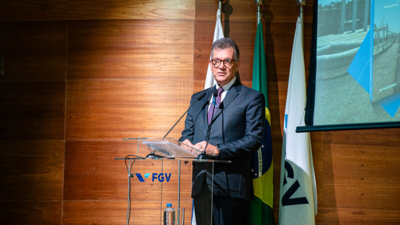 Laércio destaca avanços da Lei do Gás em lançamento de livro